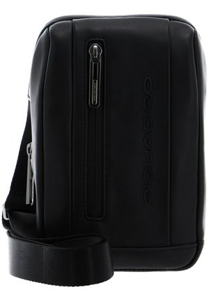 Borsa a tracolla in pelle nera con una superficie liscia, tasca anteriore con zip singola e tracolla in tessuto regolabile. Presenta un marchio impresso.