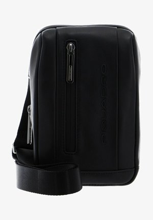 Borsa a tracolla in pelle nera con una superficie liscia, tasca anteriore con zip singola e tracolla in tessuto regolabile. Presenta un marchio impresso.