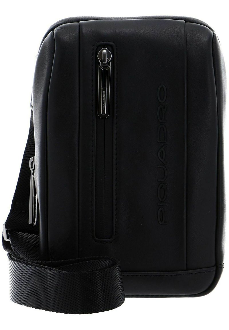 Borsa a tracolla in pelle nera con una superficie liscia, tasca anteriore con zip singola e tracolla in tessuto regolabile. Presenta un marchio impresso.