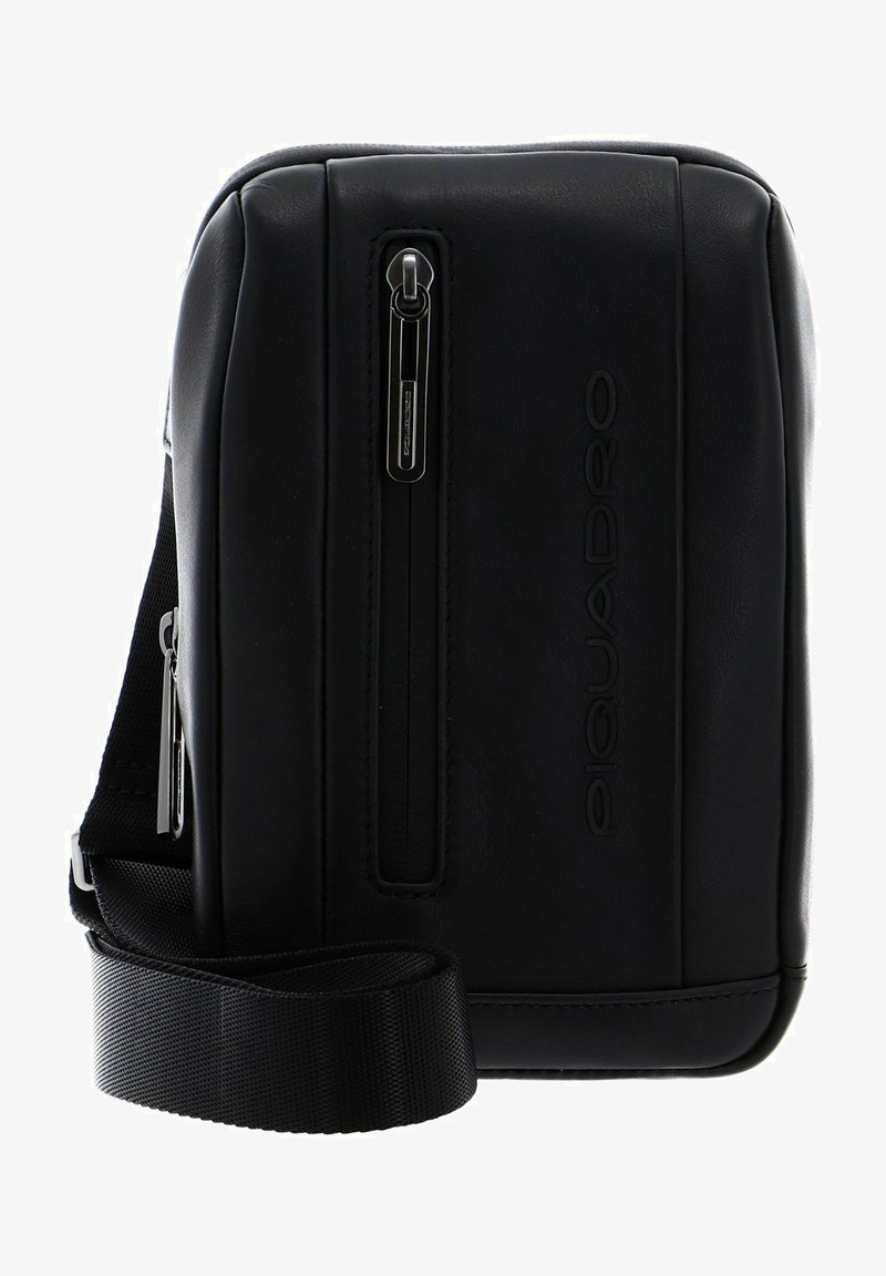 Borsa a tracolla in pelle nera con una superficie liscia, tasca anteriore con zip singola e tracolla in tessuto regolabile. Presenta un marchio impresso.