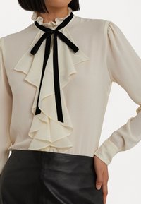 Lauren Ralph Lauren Petite RUFFLE TRIM GEORGETTE BLOUSE - Camicetta - mascarpone cream/black