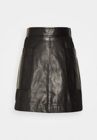 Mini-jupe en cuir noir avec une texture lisse, un design structuré, une large ceinture et deux grandes poches avant.