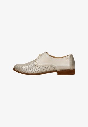 Helle, metallic goldfarbene Lederschuhe mit durchbrochenem Design, runder Spitze, Schnürverschluss und einem niedrigen braunen Absatz. Glatte Textur mit subtilen Akzenten.