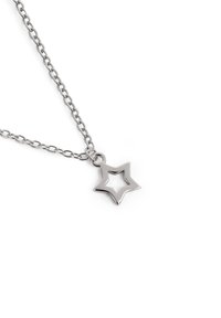 Silberne Metallkette mit einem sternförmigen Anhänger mit ausgehöhltem Zentrum, verbunden durch eine schlichte Kette. Glatte Textur und polierte Oberfläche.