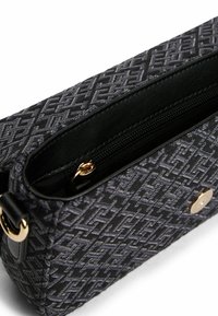 Borsa a motivo nero e grigio realizzata in tessuto intrecciato, con compartimento con zip e dettagli in metallo dorato. Texture liscia.