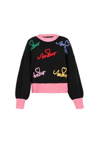 Zwarte trui met roze boorden en zoom, versierd met meerkleurige 'amour' tekst en hartontwerpen in rood, groen, blauw, roze en geel.