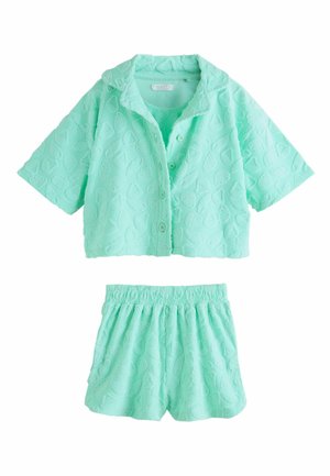 Koszula w miętowym kolorze z krótkim rękawem zapinana na guziki oraz pasujące szorty z elastycznym paskiem w teksturowany wzór motyla.