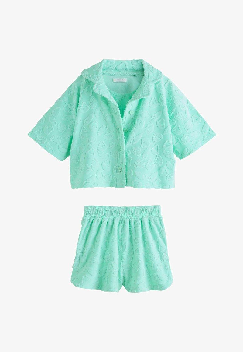 Chemise vert menthe à manches courtes boutonnée et short assorti à taille élastique avec motif papillon texturé.