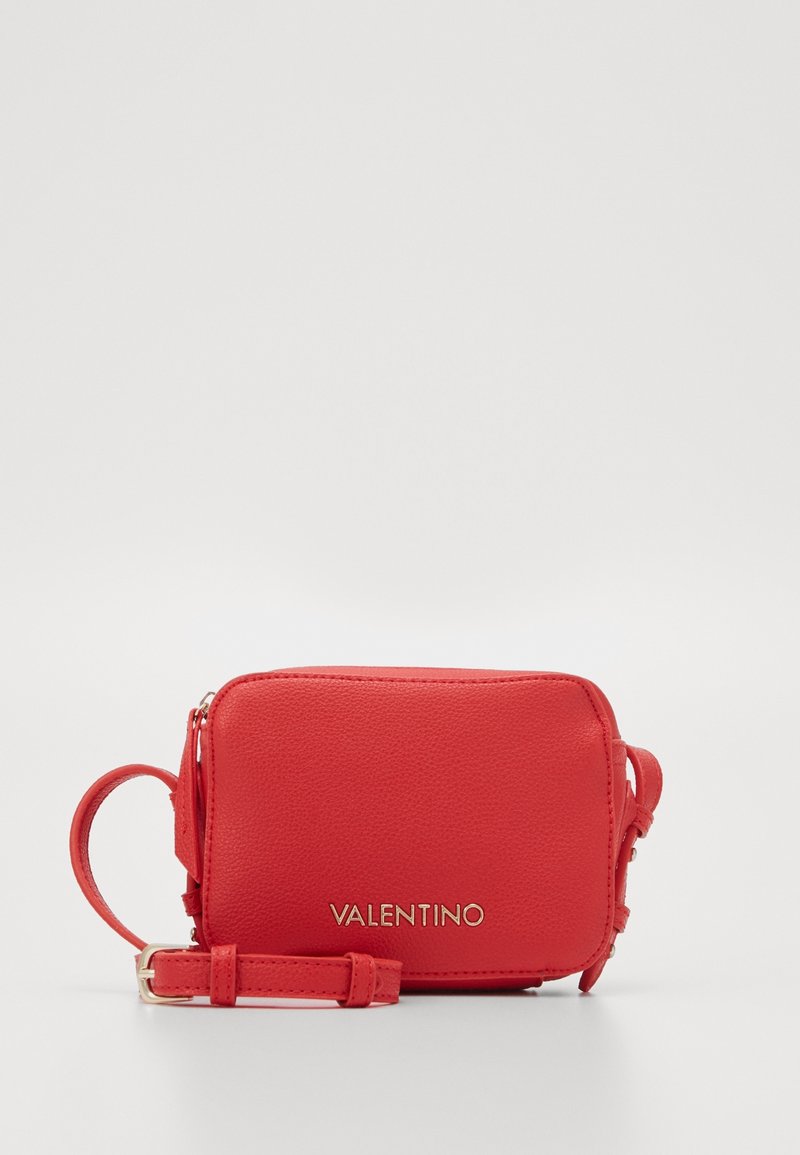 Borsa a tracolla in pelle rossa di forma rettangolare, con logo dorato, chiusura con cerniera e tracolla removibile per un trasporto versatile.