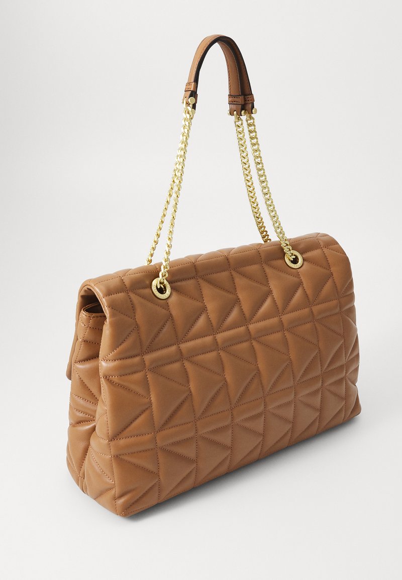 Borsa a tracolla in pelle marrone trapuntata con manici in catena dorata, caratterizzata da un motivo geometrico e una forma strutturata.