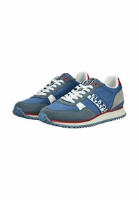 Baskets de sport bleu et gris en daim et textile, avec des lacets blancs, une bande d'accent rouge et un logo sur le côté.