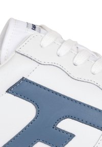 Sneaker bianco con accenti in pelle blu, materiale texturizzato e punta arrotondata. Include lacci bianchi e dettagli di cucitura visibili.