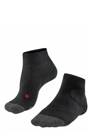 Calze nere fino alla caviglia con texture a coste, tallone e punta rinforzati. Presentano un accento rosso con il logo e una suola imbottita per maggiore comfort.