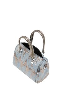 Denim handtas met zilveren sequinpatronen, grijze textuurhandvatten, zilveren hardwaren en een ritssluiting. Binnenkant is zwart. Rond gevormd.