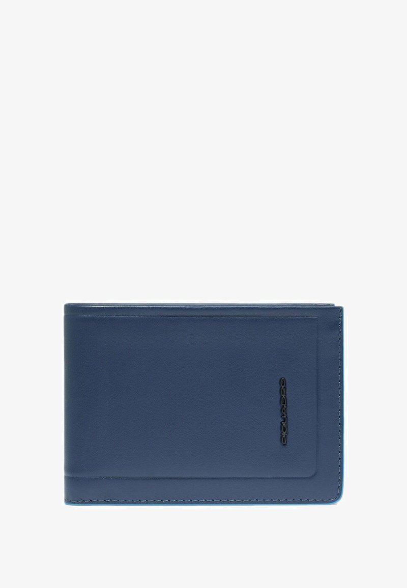Blauwe leren bi-fold portemonnee met gestikte randen en klein zwart Piquadro-logo aan de voorkant rechts.