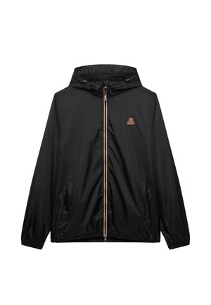 Chaqueta cortavientos negra con capucha y cremallera, con puños elásticos, bolsillos laterales y un pequeño logo rojo y blanco en el pecho.