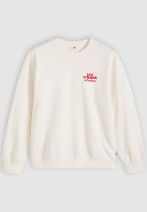 Hvit crewneck-genser med rød tekst "Levi Strauss & Company" på øvre venstre bryst og ribbestrikkede mansjetter og kant.