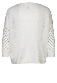 Lekki, luźny sweter w kolorze kremowym, z teksturowanym korpusem z dzianiny i otwartymi rękawami dla lepszej przewiewności i stylu.