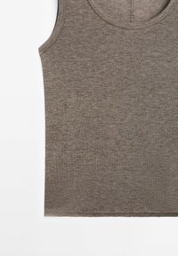 Brązowy top na ramiączkach wykonany z miękkiego, elastycznego materiału. Posiada okrągły dekolt oraz gładką fakturę z minimalnymi detalami szwów.