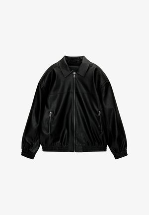 Schwarze Kunstlederjacke mit spitzem Kragen, mit frontaler Reißverschluss und elastischen Bündchen. Verfügt über zwei seitliche Reißverschlusstaschen. Glatte Textur.