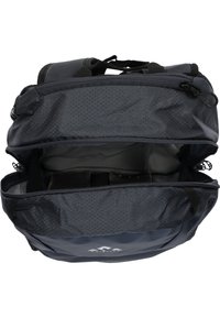 Tumma harmaa reppu, jossa on teksturoitu kangas, kaksi vetoketjullista osastoa ja logo. Sisäpuolella on järjestelytaskuja ja hihnoja.