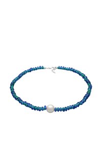 Flerfarvet perlekæde med blå og grønne skiver samt en central hvid perle, fastgjort med en metal lås og forlængerkæde.