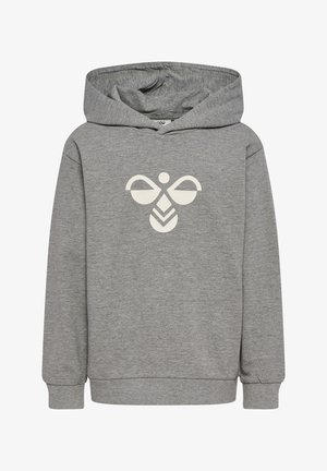 Grå hættetrøje med lange ærmer og en hvid abstrakt geometrisk logo centralt på brystet.