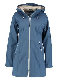 Blå mjukskaljacka med huva, som har en framdragkedja, två sidofickor och dekorativ sömnad. Tillverkad av ett slätt och hållbart tyg.