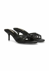 Sandalias negras de tacón alto con puntera abierta y diseño entrelazado. Presentan una textura suave y un tacón delgado y elegante. Acentuadas con detalles plisados.