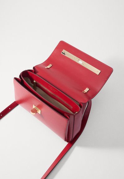 Stuart Weitzman POSH SHOULDER BAG - Mala a tiracolo - cherry