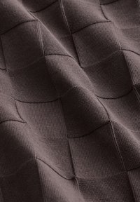 Tissu tricoté doux de couleur brun foncé avec un motif damier texturé alternant carrés lisses et côtelés.