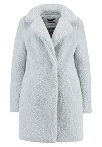 Cappotto di un azzurro chiaro, morbido e fluffy, con colletto a intaglio, tasche frontali e chiusura con un singolo bottone. Materiale morbido e caldo.