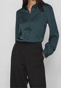 VILA Blus - dark green