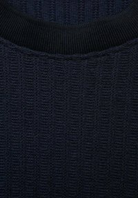 Donkerblauwe gebreide trui met ribbelstructuur en een ronde hals. Bevat verticale strepen in de stof voor extra detail. Lichtgewicht materiaal.