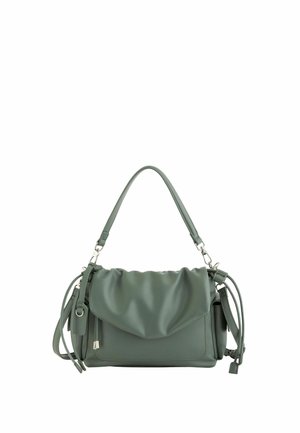 Bolso suave de color verde oliva con solapa fruncida, asa superior, correas laterales y herrajes plateados sobre fondo blanco.