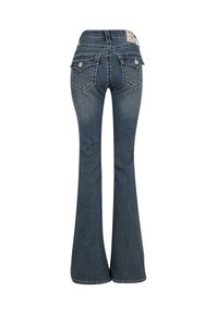 Temno modri razširjeni kavbojke z visokim pasom, šivi na zadnjih žepih in oznaka na pasu. Denim tkanina z gladko teksturo.