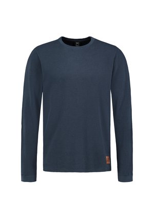 Marineblaues Langarmshirt mit Rundhalsausschnitt, subtiler horizontaler Struktur und kleinem braunem rechteckigem Logoaufnäher nahe dem unteren Saum.