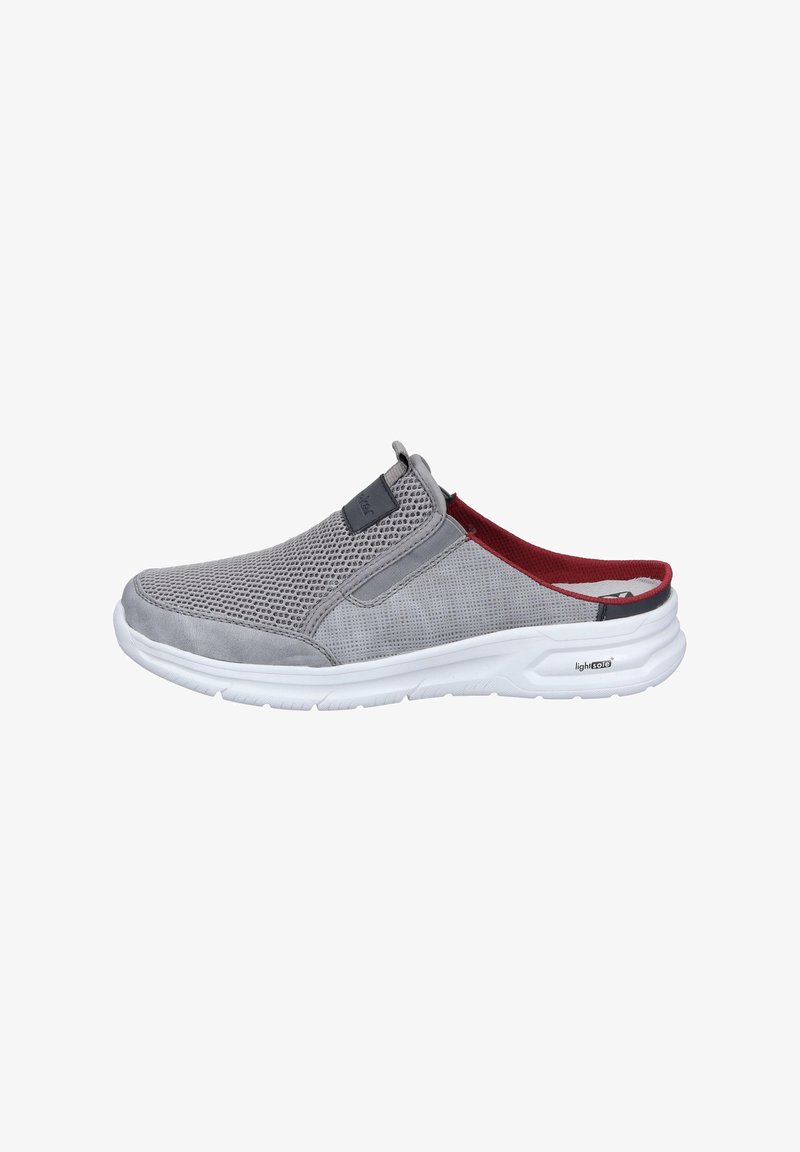 Chaussure décontractée grise en maille et suède à enfiler avec semelle blanche et doublure intérieure rouge, conçue pour un confort léger.