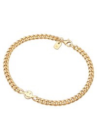 Goldene Kettenarmband mit einem Smiley-Gesichtscharme, ausgestattet mit einem Karabinerverschluss und einem subtilen Anhängdetail. Die Glieder sind glatt und gleichmäßig groß.