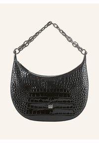Zwarte glanzende handtas met krokodillenpatroon, voorzien van een zilveren kettingband en een klein metalen logo-embleem aan de voorkant, tegen een effen achtergrond.