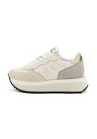 Weiße und graue Sneaker mit einer dicken Sohle, aus Wildleder und Stoff, Schnürsenkeln sowie Logo-Akzenten an Zunge und Ferse.