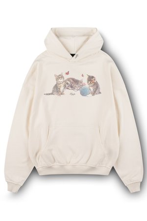 Felpa beige con cappuccio con una stampa di tre gattini giocosi e un gomitolo di lana, con sottili dettagli di farfalle sopra di loro. Tessuto morbido con tasca frontale.