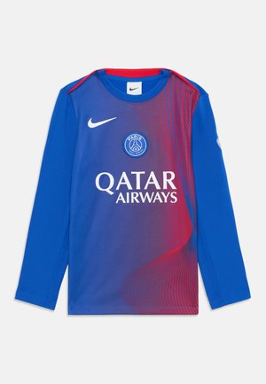 Le maillot long à manches bleues de Nike présente un design dégradé allant du bleu au rouge, le logo "Qatar Airways" et un col rond bordé de rouge.