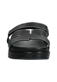 Zwarte leren sandalen met twee verstelbare banden, witte stiksels, open teen en een platte zool die ontworpen is voor comfort en stabiliteit.