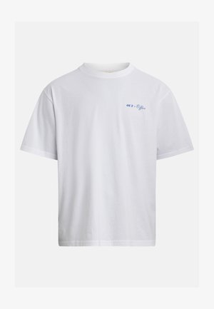 T-shirt blanc en coton à manches courtes avec petit texte bleu "OUT of Office" sur le côté gauche de la poitrine, présenté sur un fond uni.