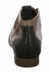Bruine leren enkelboot met een contrasterende zwarte hak en achterkant. Beschikt over decoratieve stiksels en een aantrekstok voor eenvoudig aan- en uittrekken.