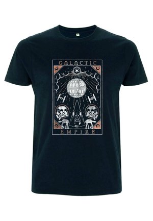 Schwarzes T-Shirt mit einem grafischen Design des Todessterns, Darth Vader und Sturmtruppen. Musikbezogene Akzente und betitelt "Galaktisches Imperium."