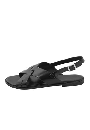 Sort læder flad sandal med krydsede stropper, åben tå og justerbar slingback-spænde.