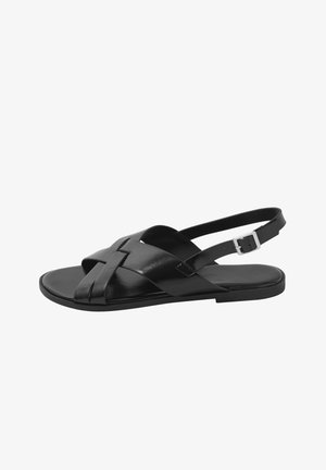 Sort læder flad sandal med krydsede stropper, åben tå og justerbar slingback-spænde.