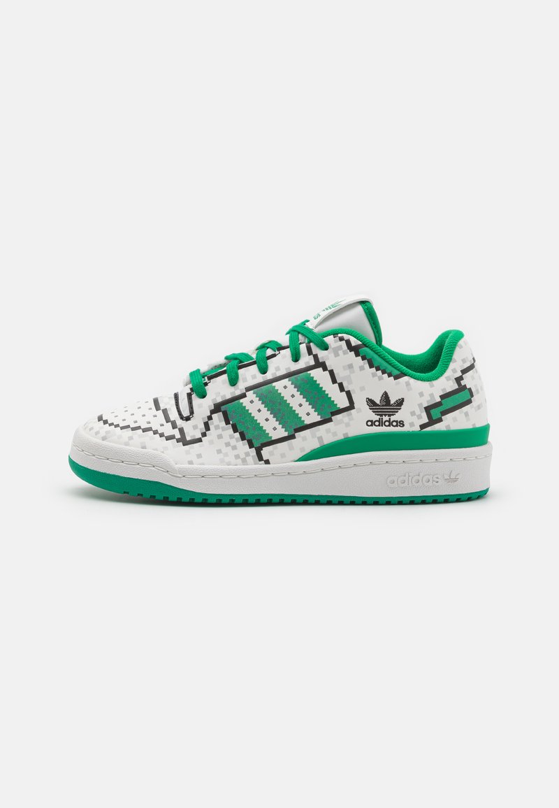 Fehér és zöld sneaker pixelizált mintával, texturált felső résszel, fekete kiegészítőkkel és három zöld csíkkal. Gumi talp, megerősített orr.